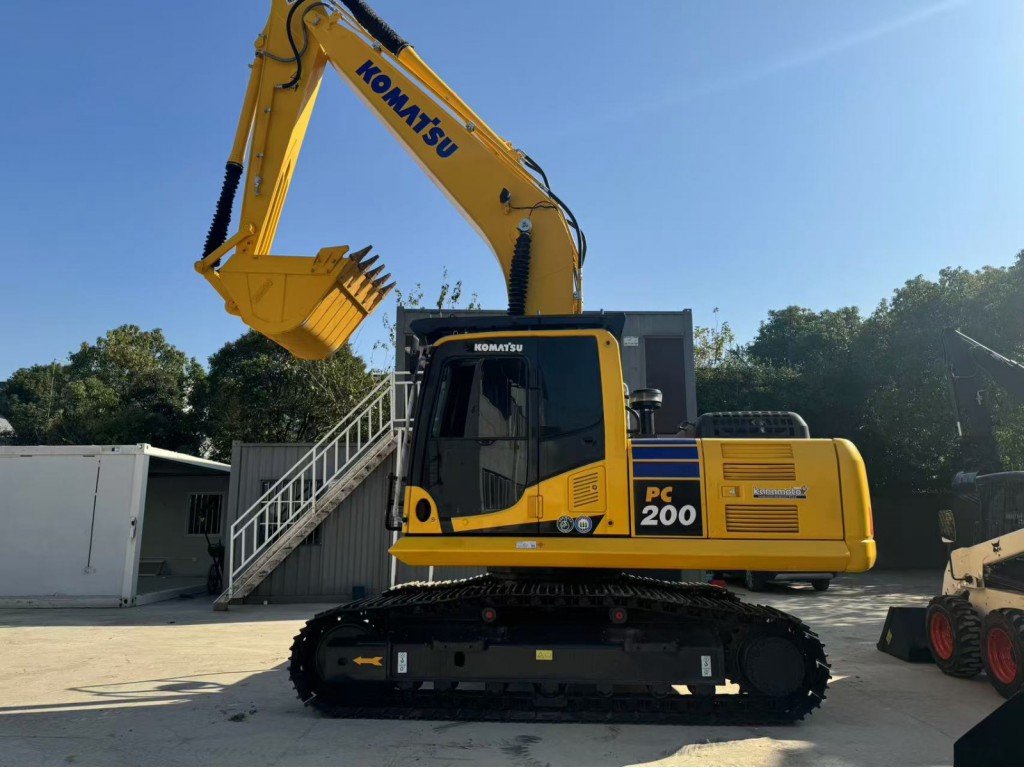 รถขุด Komatsu PC200-8