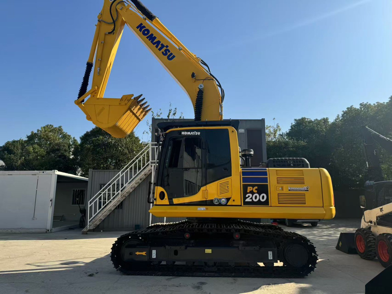 รถขุด Komatsu PC200-8