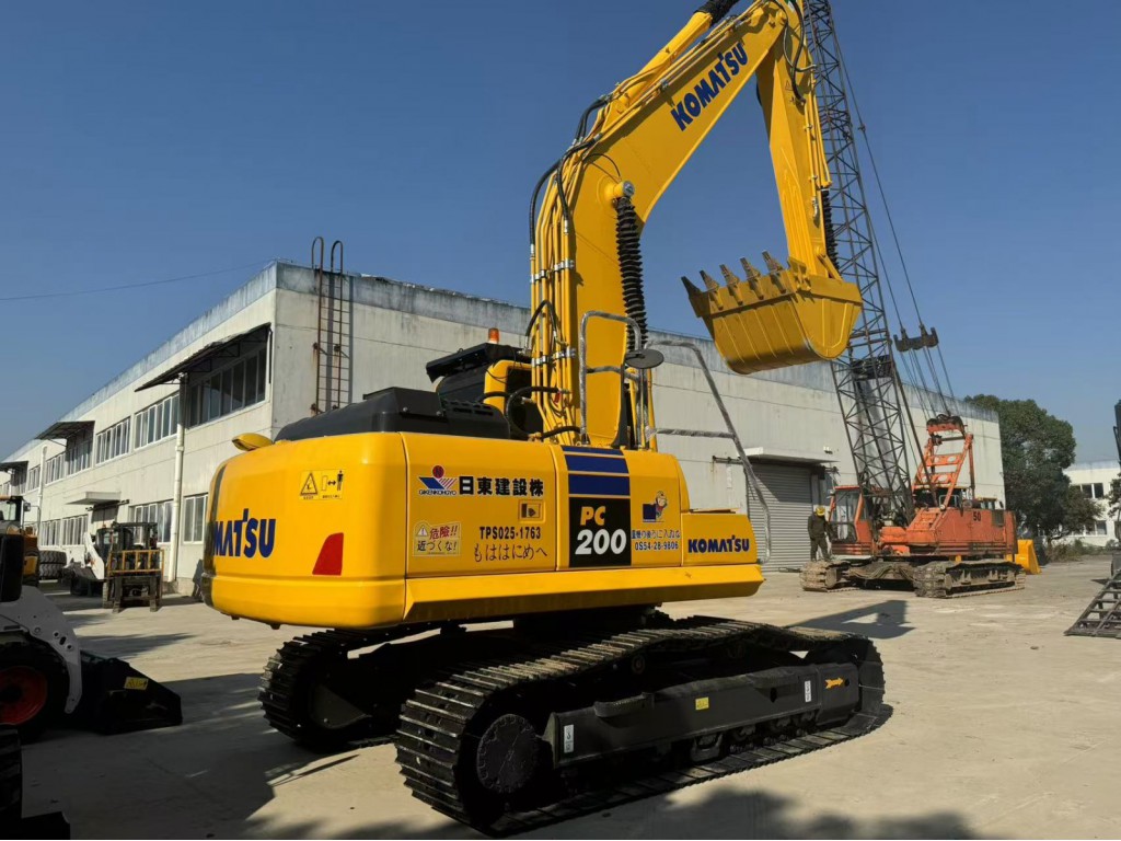 รถขุด Komatsu PC200-8