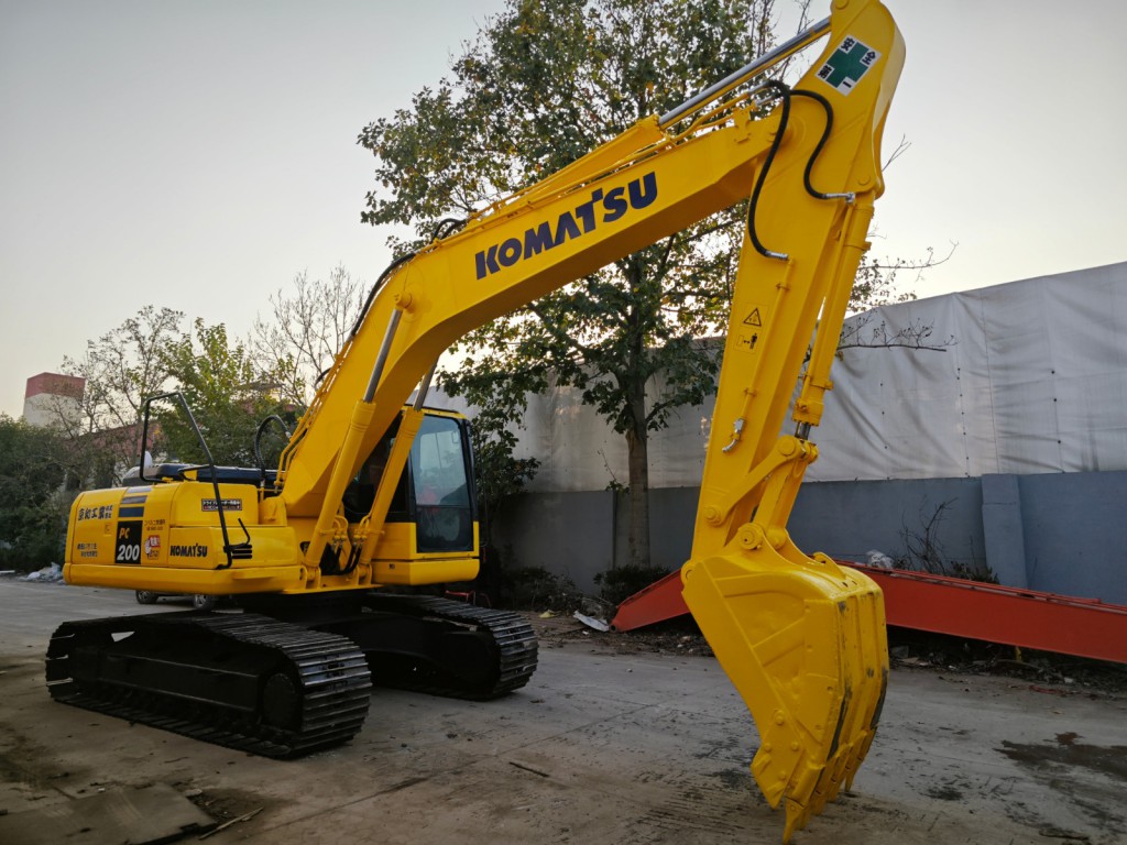รถขุด Komatsu PC200-8