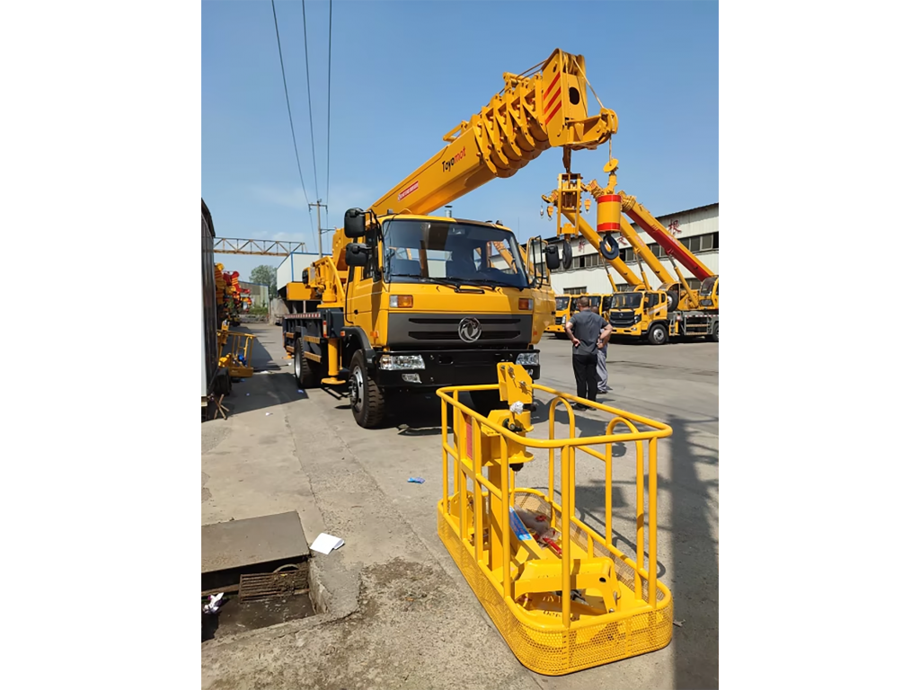 รถบรรทุกติดเครนกระเช้า 3 ตัน 3 ปอก