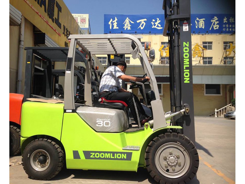 รถโฟล์คลิฟท์ 2.5 ตัน สูง 4 เมตร